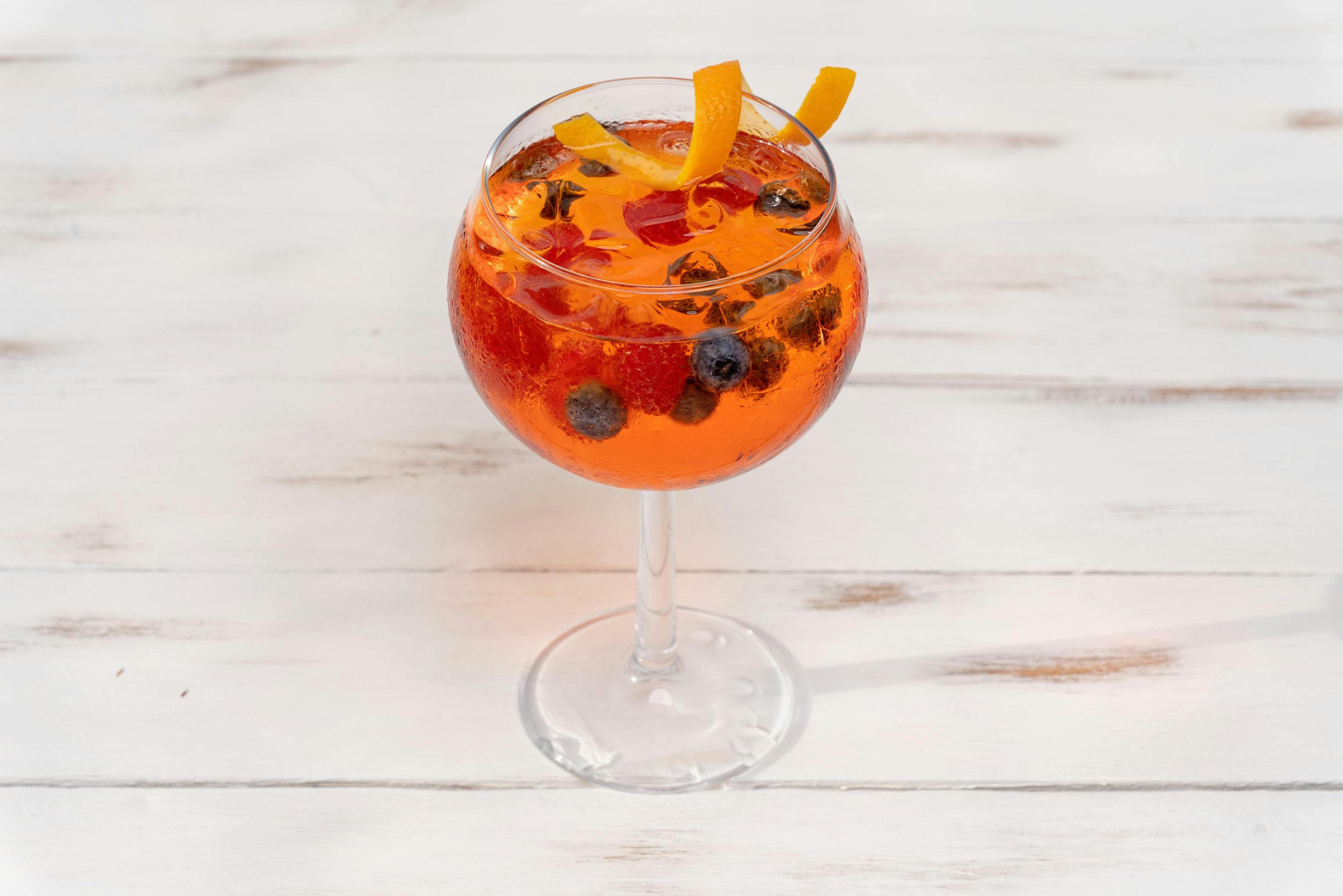 Nina Chuba gesteht: ‚Ich mag eigentlich gar keinen Wildberry Lillet‘ – Schock für Getränkeszene