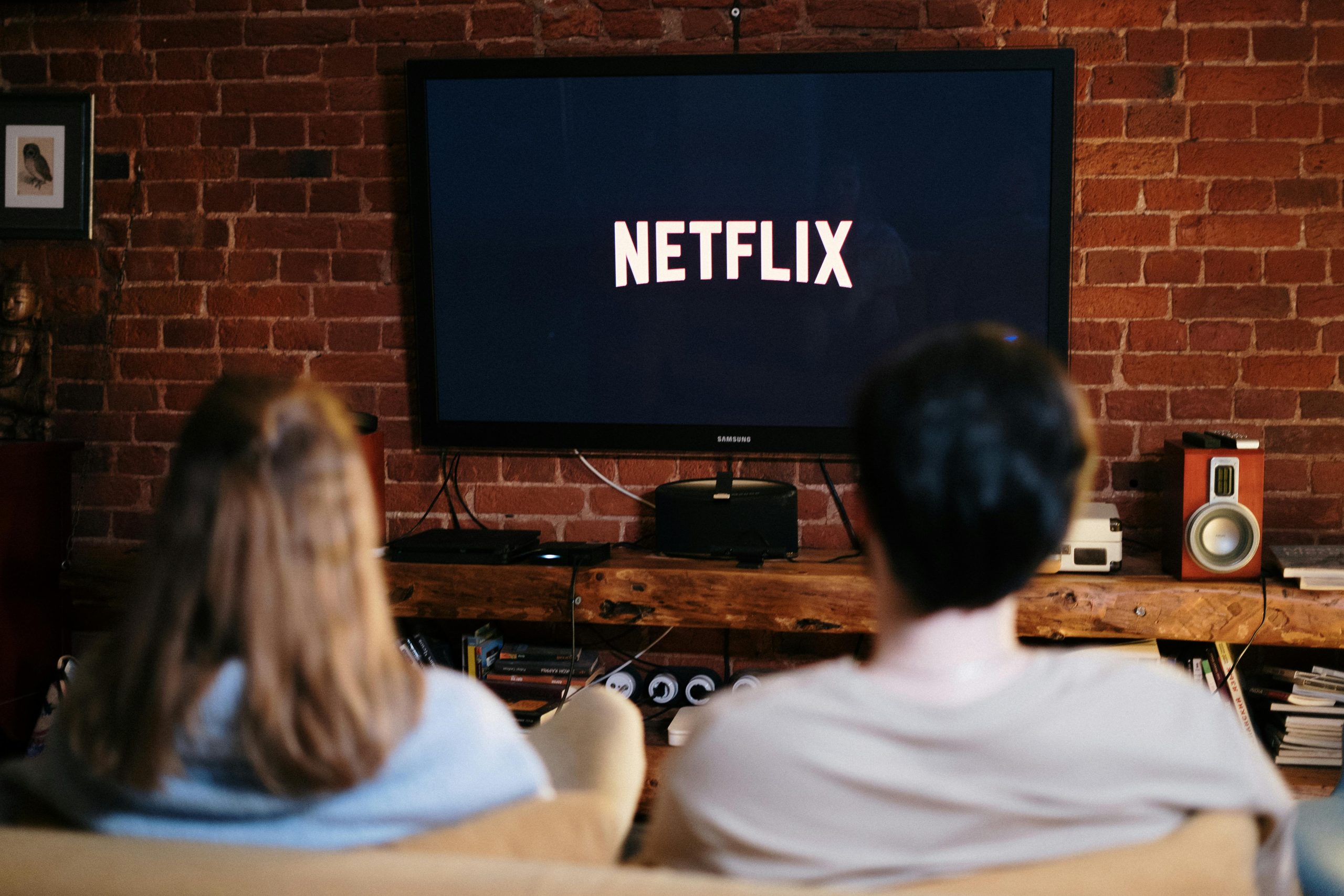 Netflix kündigt neue Prestige-Serie an: „Still Watching?“ – 8 Staffeln über einen Mann, der einfach nicht aufhören kann zu glotzen