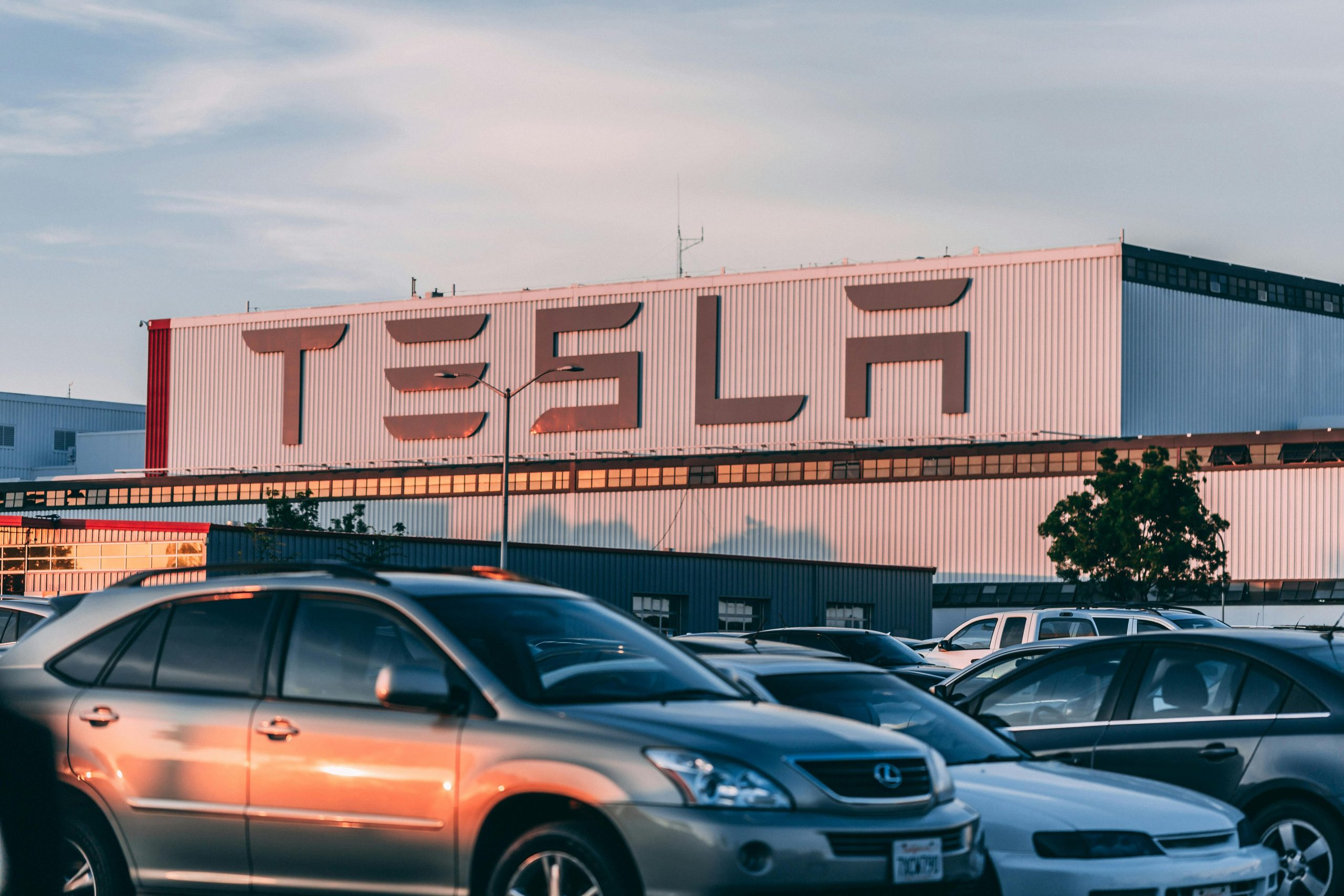 Paukenschlag in Mar-a-Lago: Donald Trump verkauft seinen Tesla – „Das Auto war zu woke“