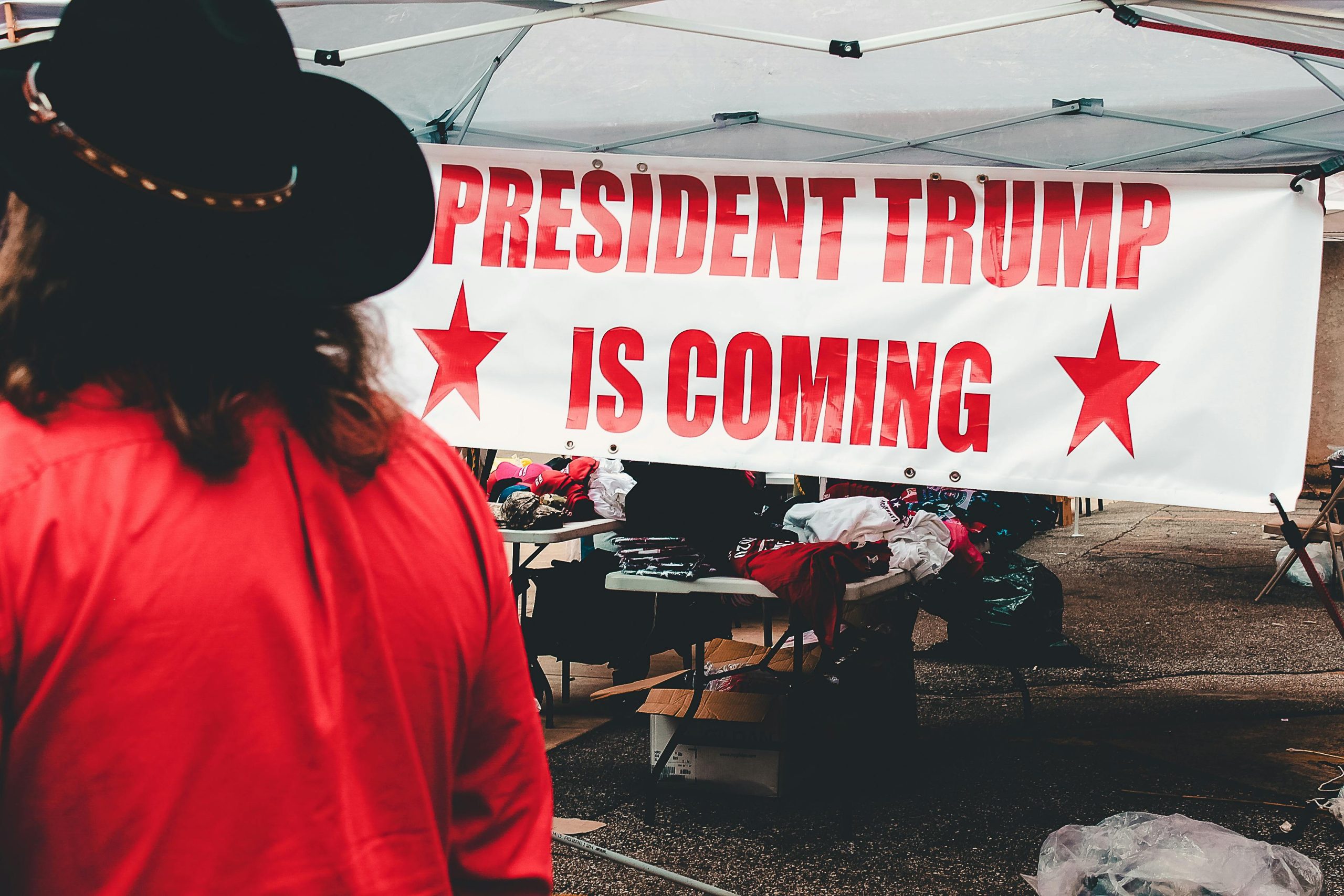 „Gibt’s den überhaupt?“ – Querdenker bezweifelt die Existenz von Donald Trump