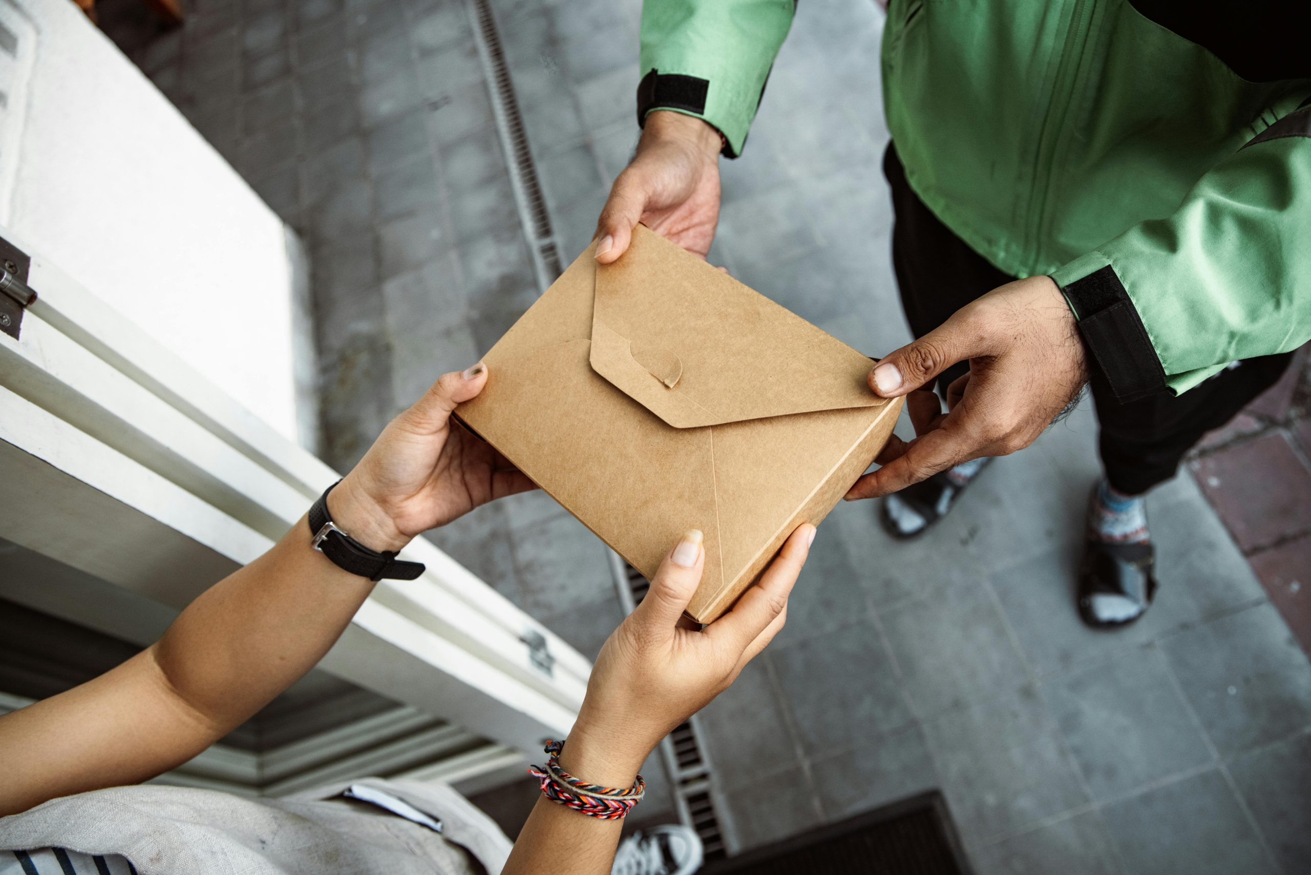 DHL, UPS und Hermes gehören zur selben Schattenorganisation – Ziel: Paket‑Zeitkrümmung