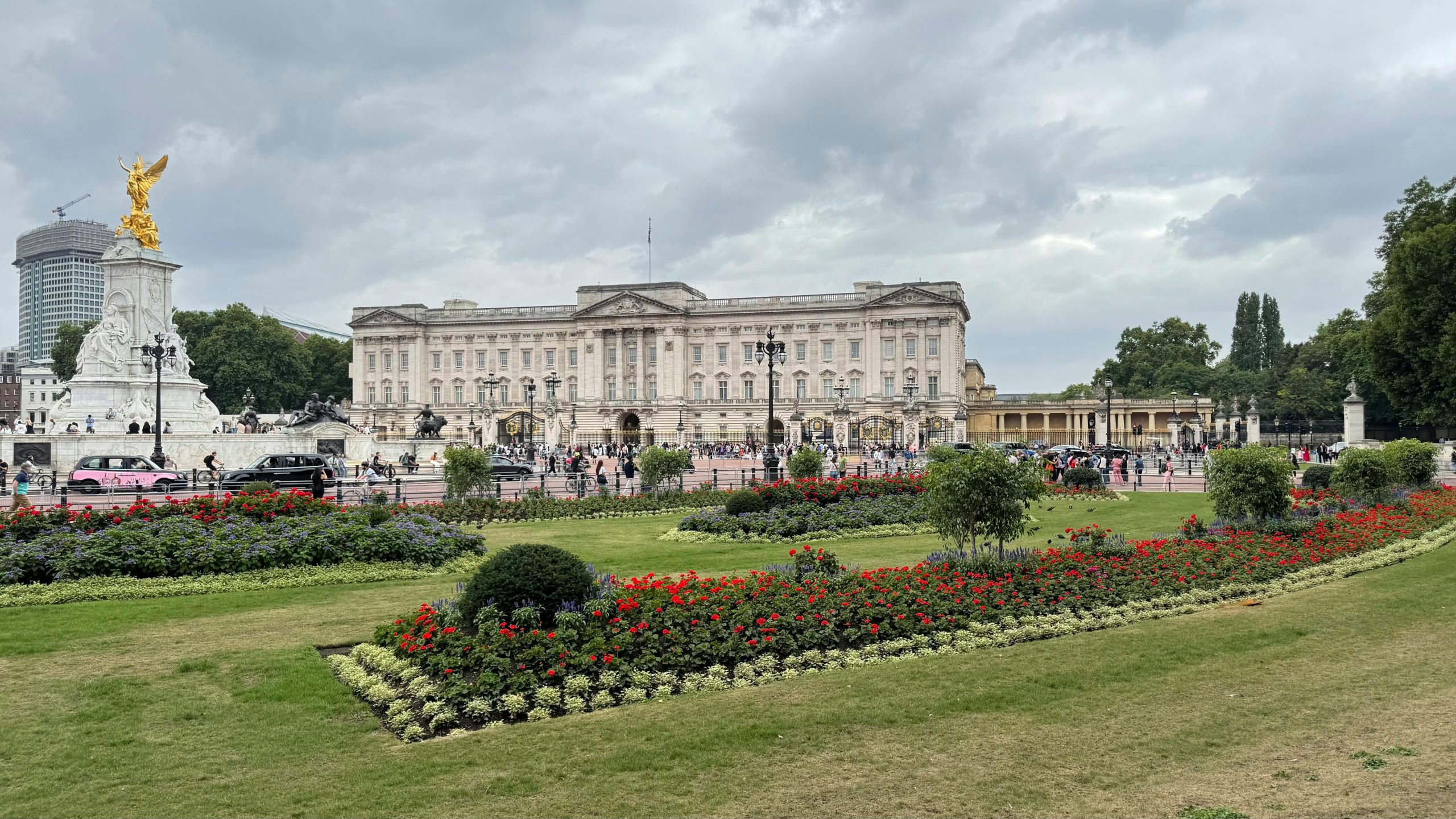 Königshaus pleite: Englische Monarchie meldet Insolvenz an – Buckingham Palace unter Zwangsversteigerung
