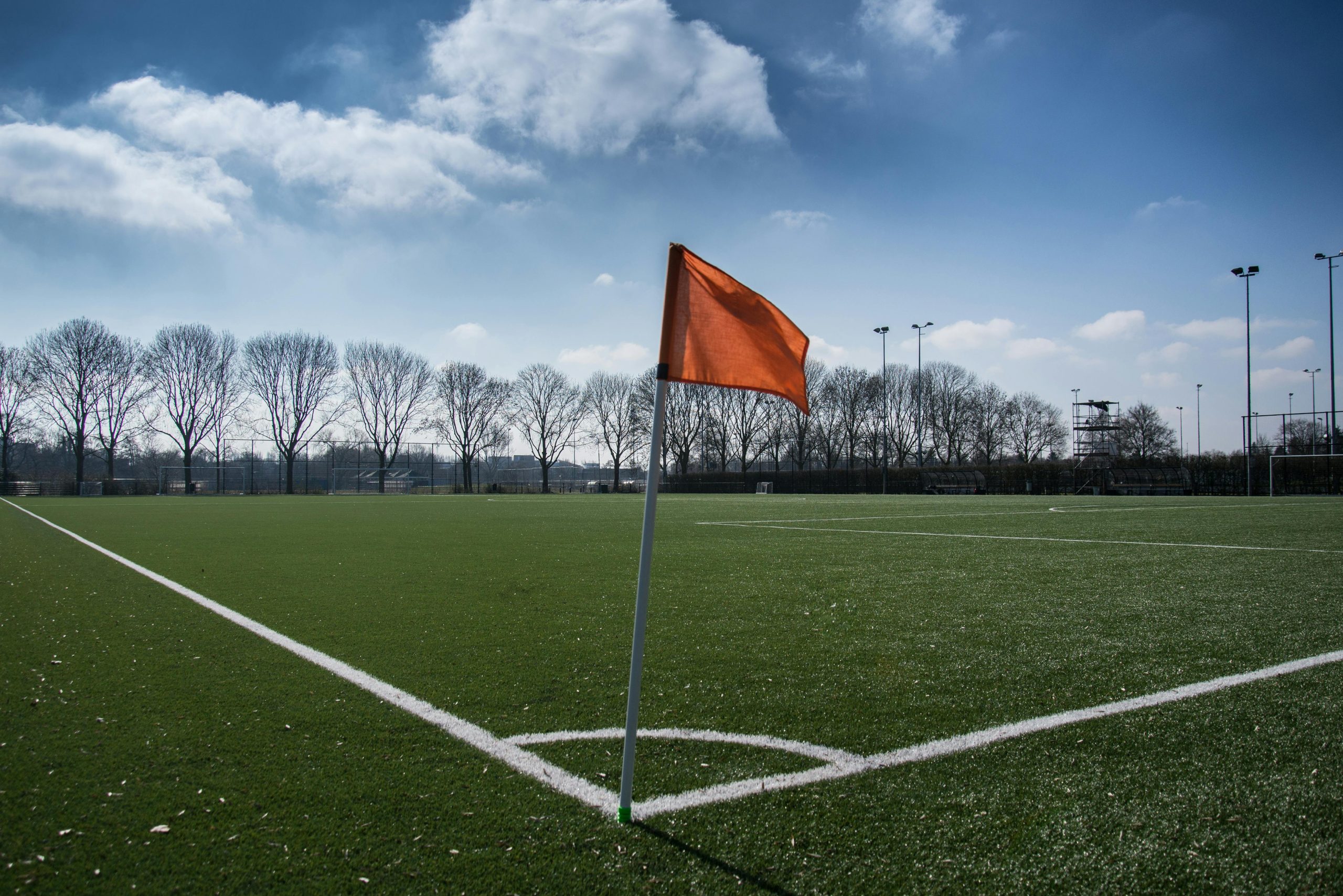 Skandal in der Kreisklasse: Spieler verwechselt Eckfahne mit Fast-Food-Drive-In
