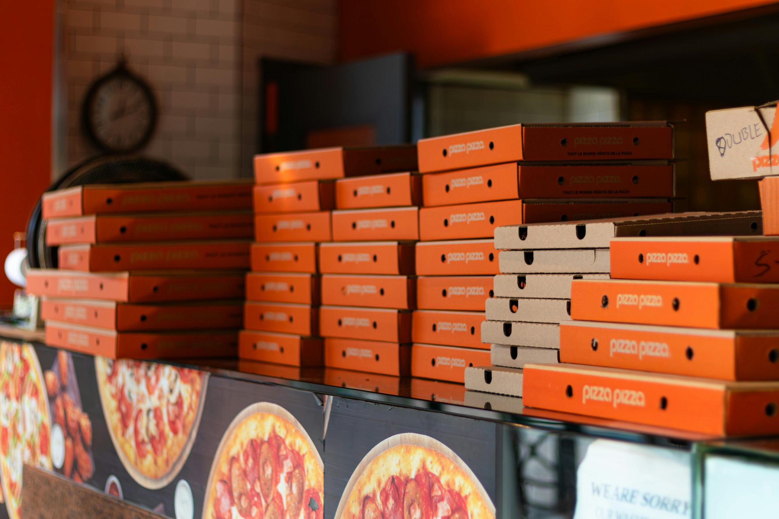 Revolution im Bauwesen: Erstes Haus komplett aus Pizzakartons errichtet – Statiker in Tränen