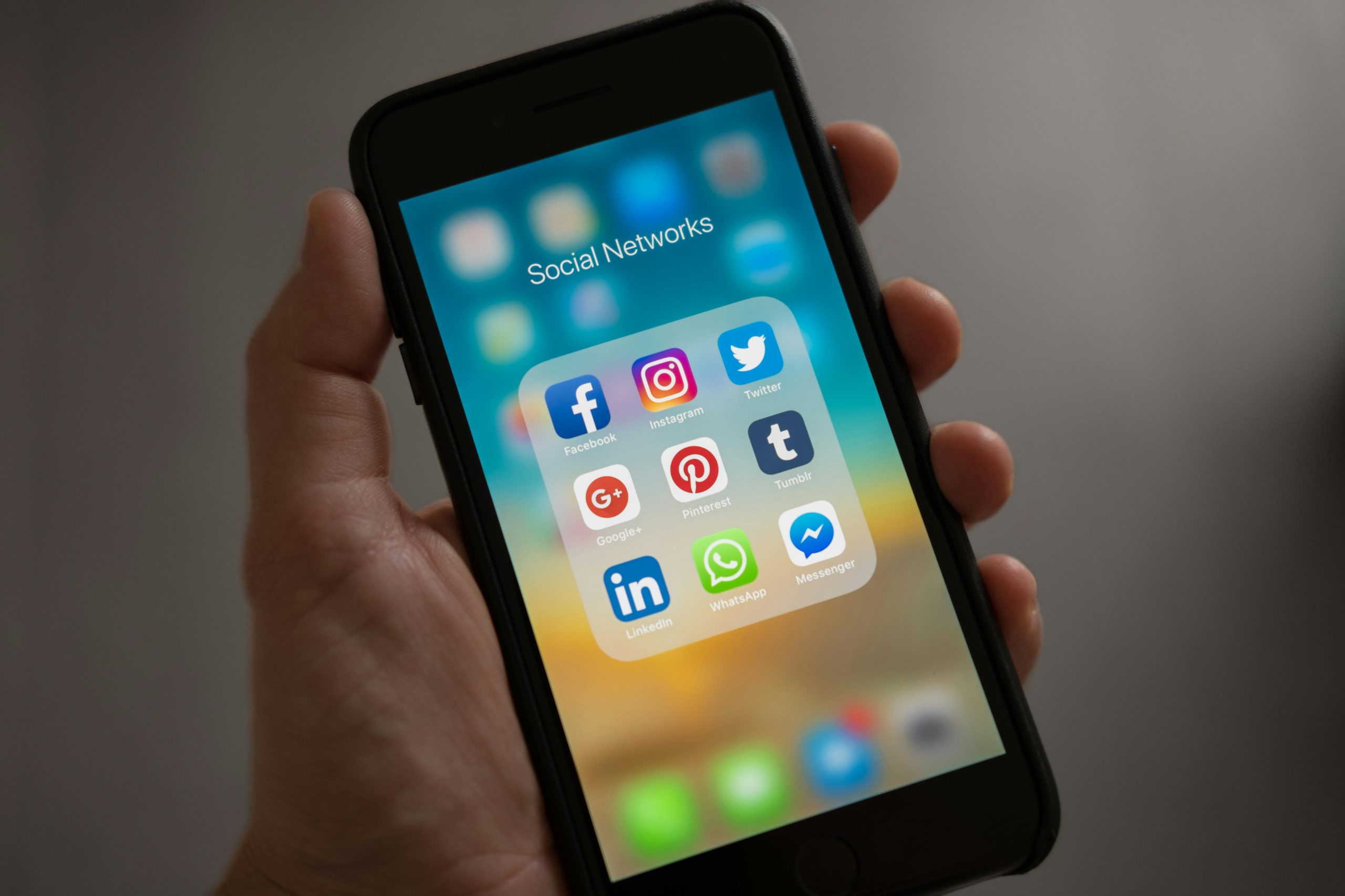 Özdemir will Social Media unter 16 verbieten – Teenies in Schockstarre, Eltern in Partylaune