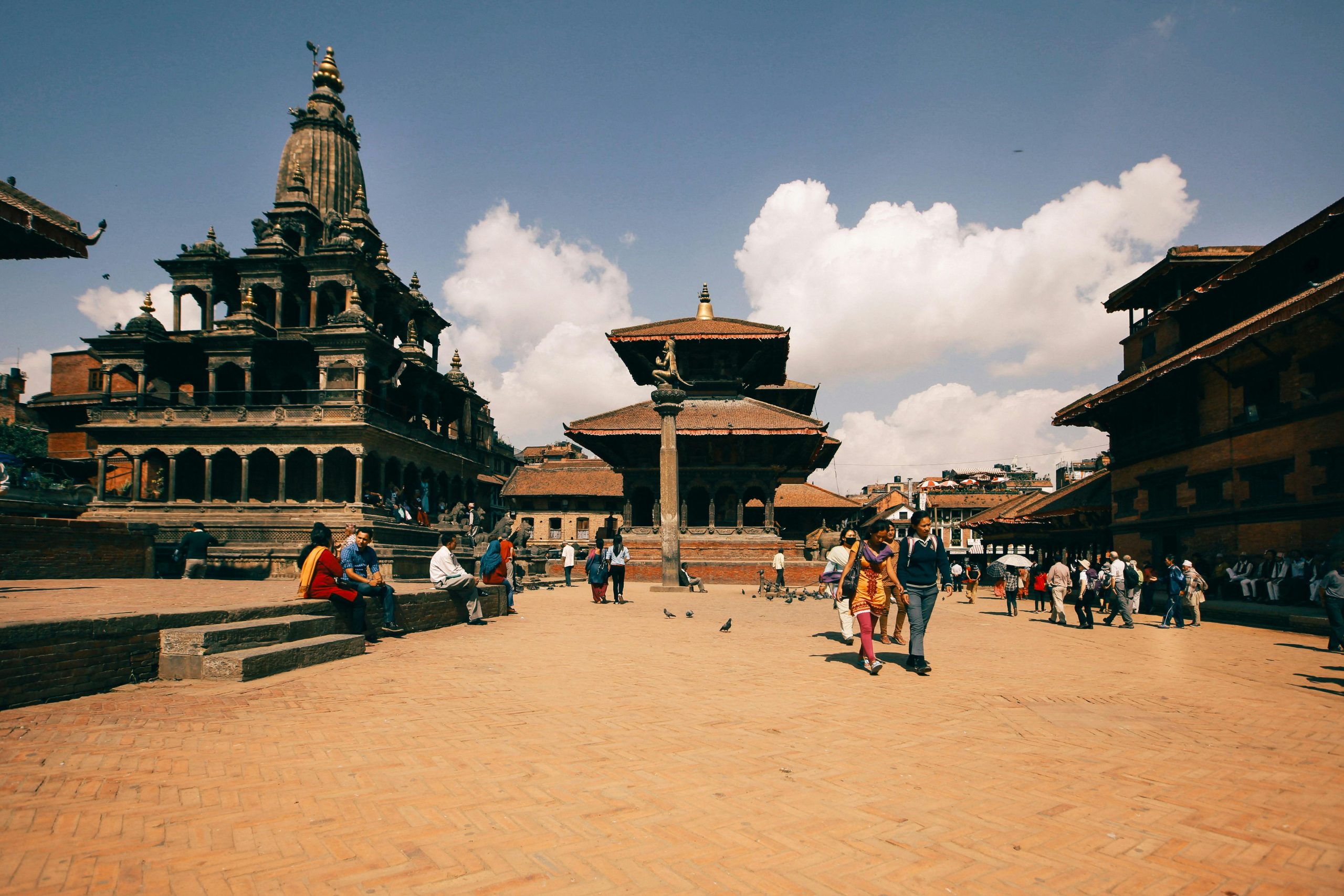 Gen Z macht Nepal Feuer unterm Hintern – Regierung verbietet Social Media und bekommt stattdessen brennende Ministerien